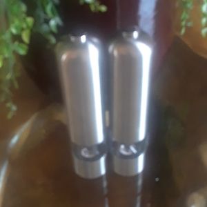 3/15 NWOT ELECTRIC salt and pepper grinders